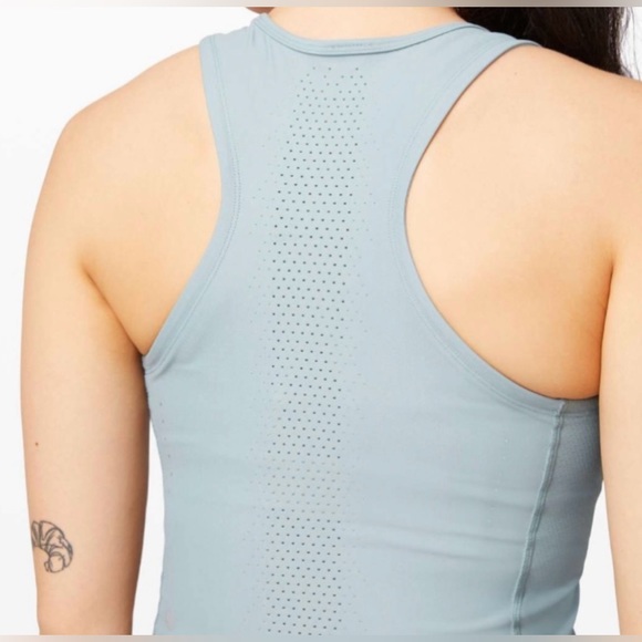 NWT Lululemon Zoned In Tank in Blue Cast, Ventilated Size 4 - Picture 3 of 10